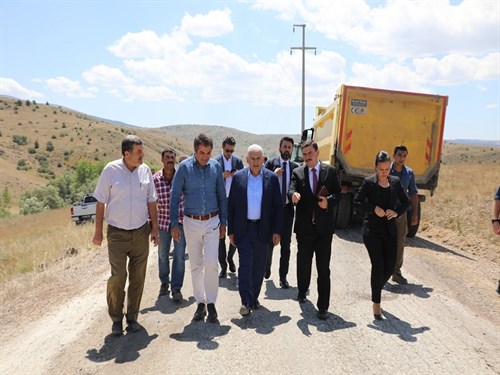 TBMM Eski Başkanı Sayın Binali Yıldırım, Sayın Valimiz ve Genel Sekreterimiz İle Birlikte Sıcak Asfalt Çalışmalarını Yerinde İnceledi